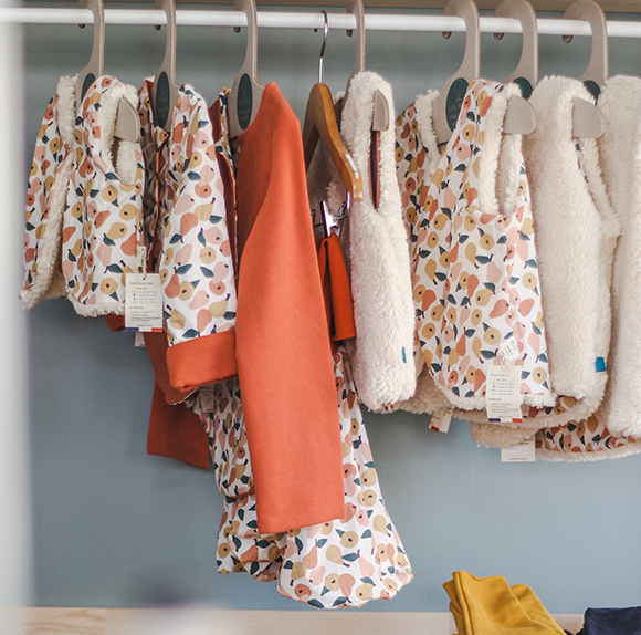 Protéger la planète avec style : Les éco-gestes pour une garde-robe durable