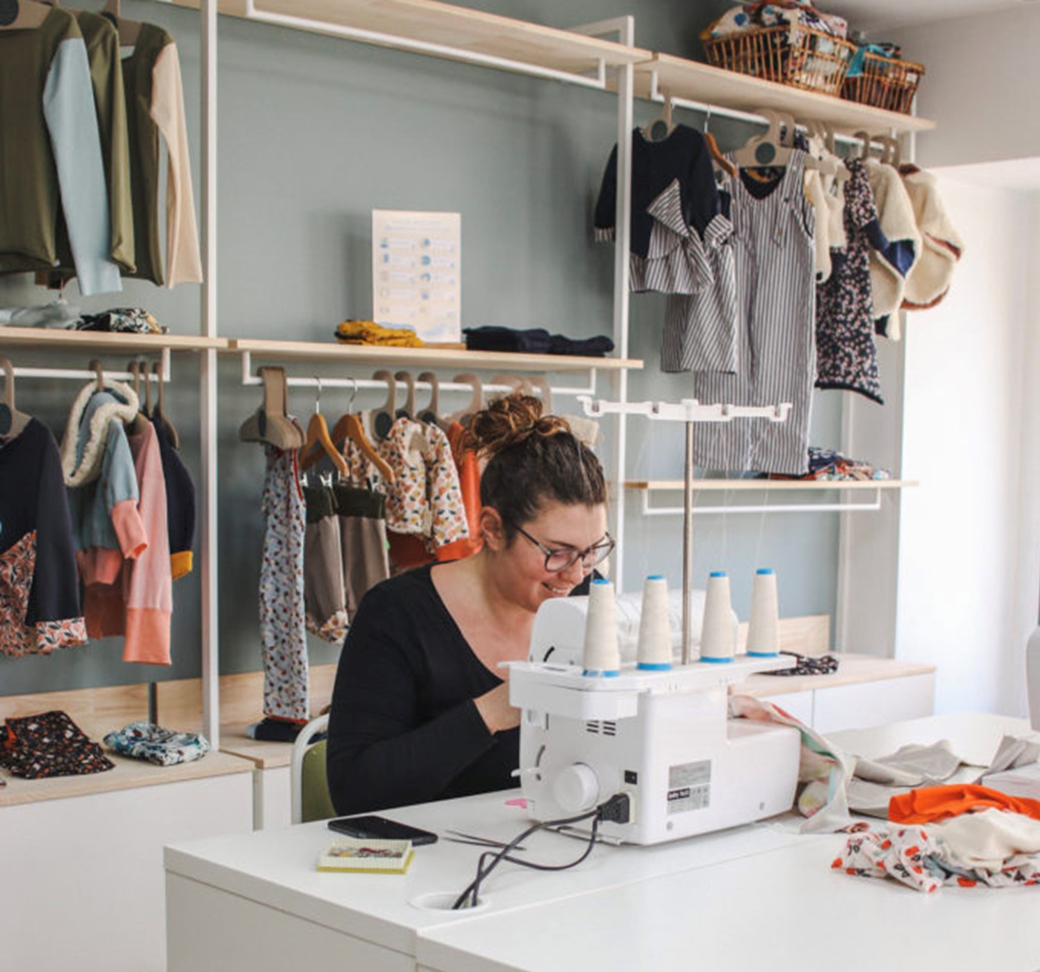 Découvrez les coulisses de l’atelier Little Woude : le lieu où qualité, artisanat et durabilité se rencontrent